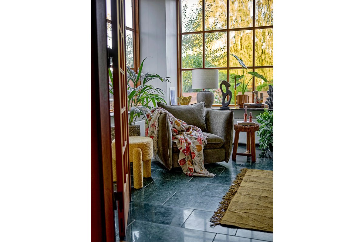 Blomsterpotte Kairo – Stentøjsdesign med ansigtsdetalje i Brun