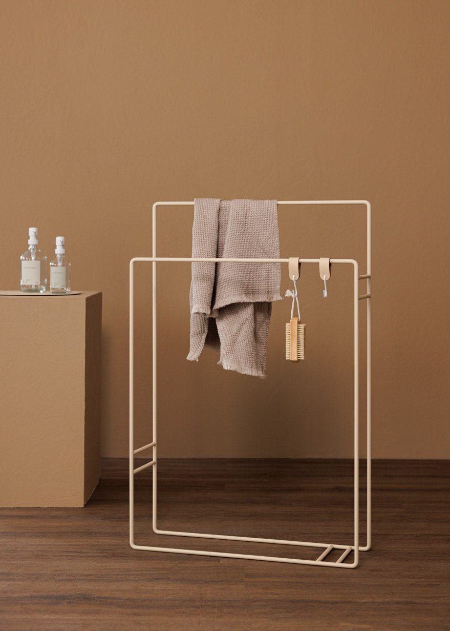 Garderobe/Håndklædeholder Delaya – Minimalistisk design i Metal