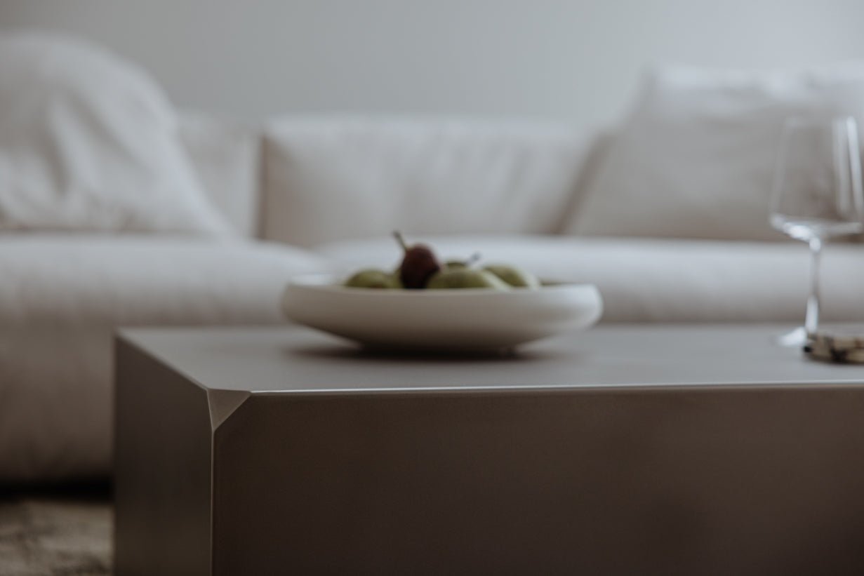 Couchtisch RAW-C – Edelstahl mit seidig-mattem Finish