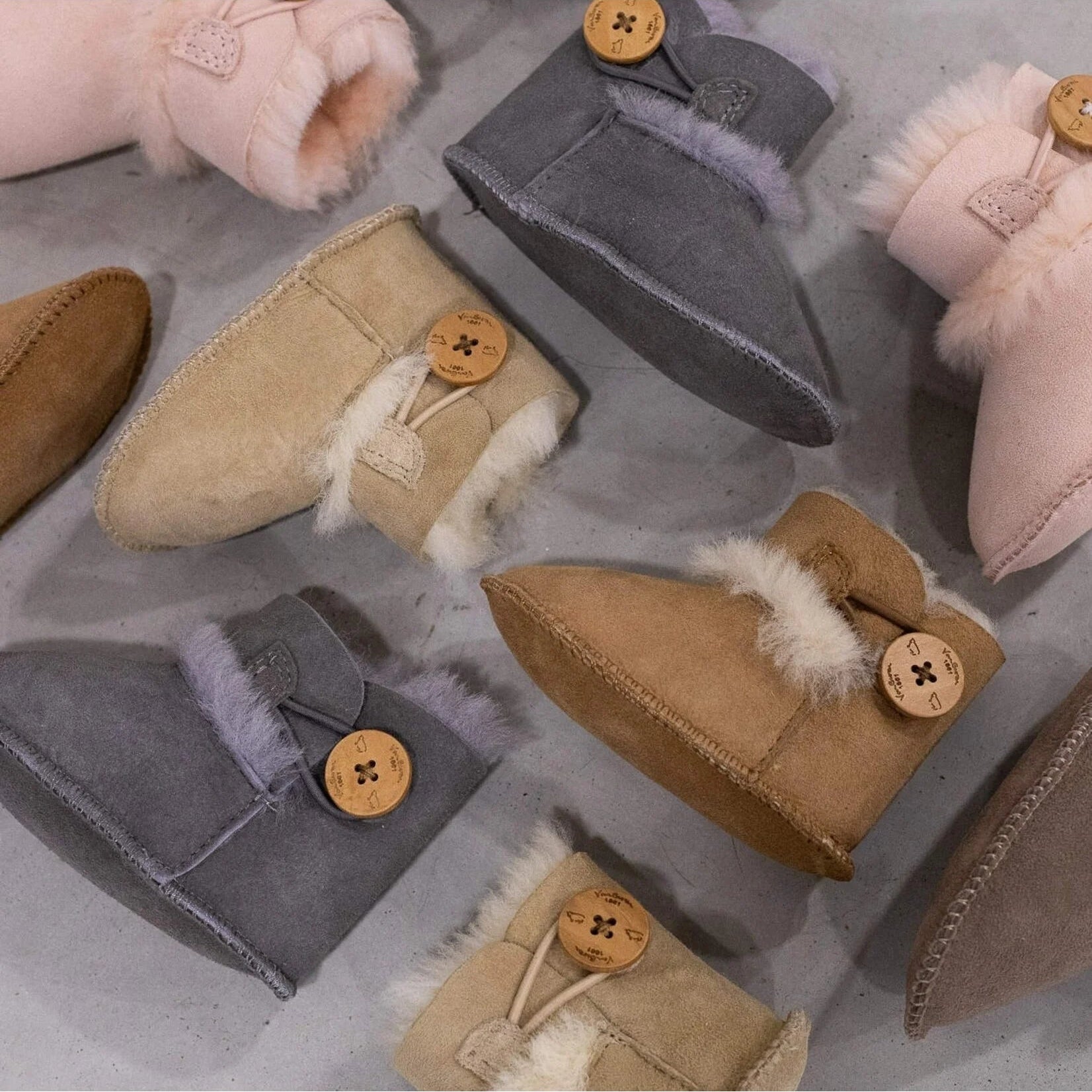 Lammfell Babysutsko Noa – Ægte lammeskind i Sand, Grå, Rosa & Hvid