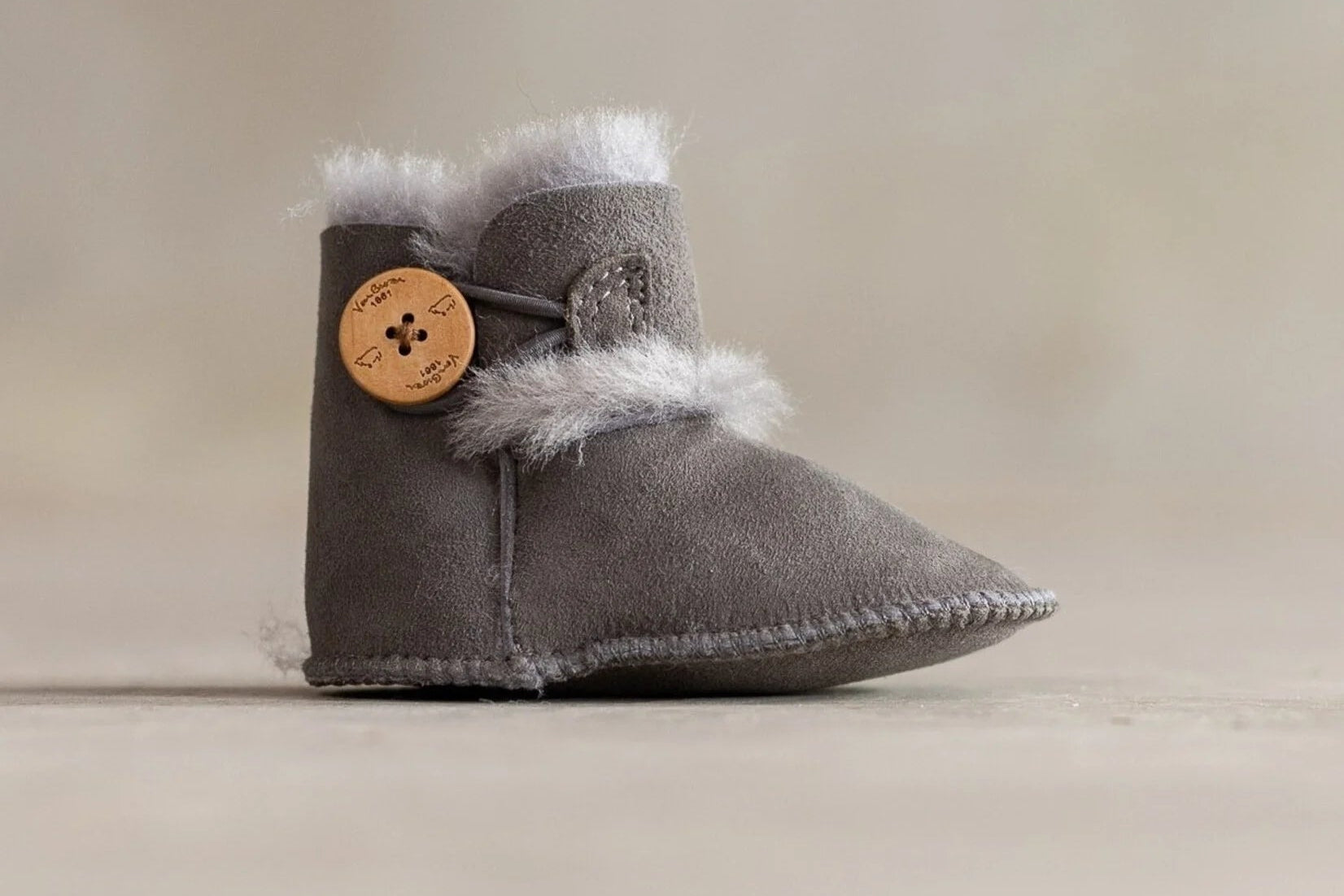 Lammfell Babysutsko Noa – Ægte lammeskind i Sand, Grå, Rosa & Hvid