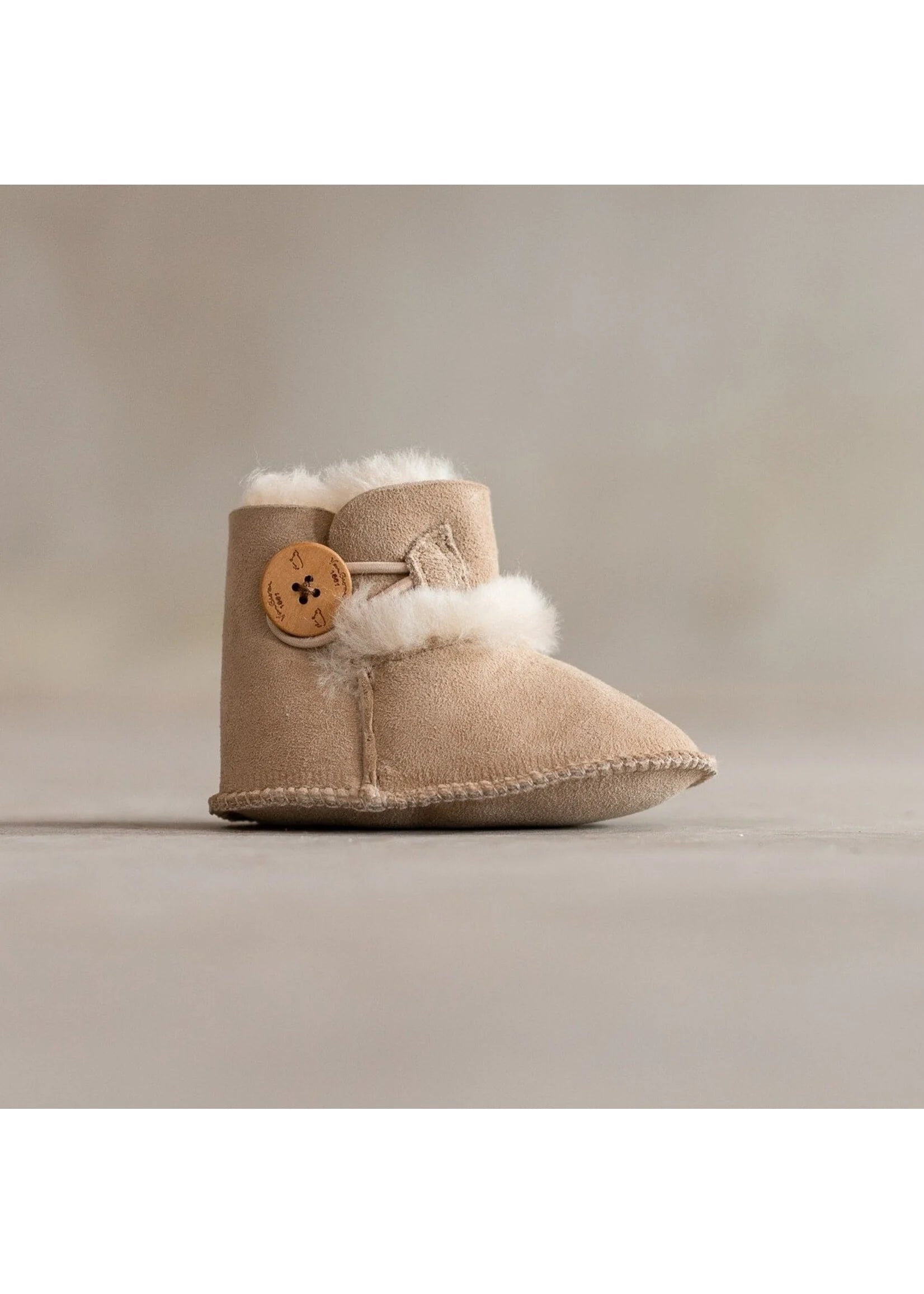 Lammfell Babysutsko Noa – Ægte lammeskind i Sand, Grå, Rosa & Hvid